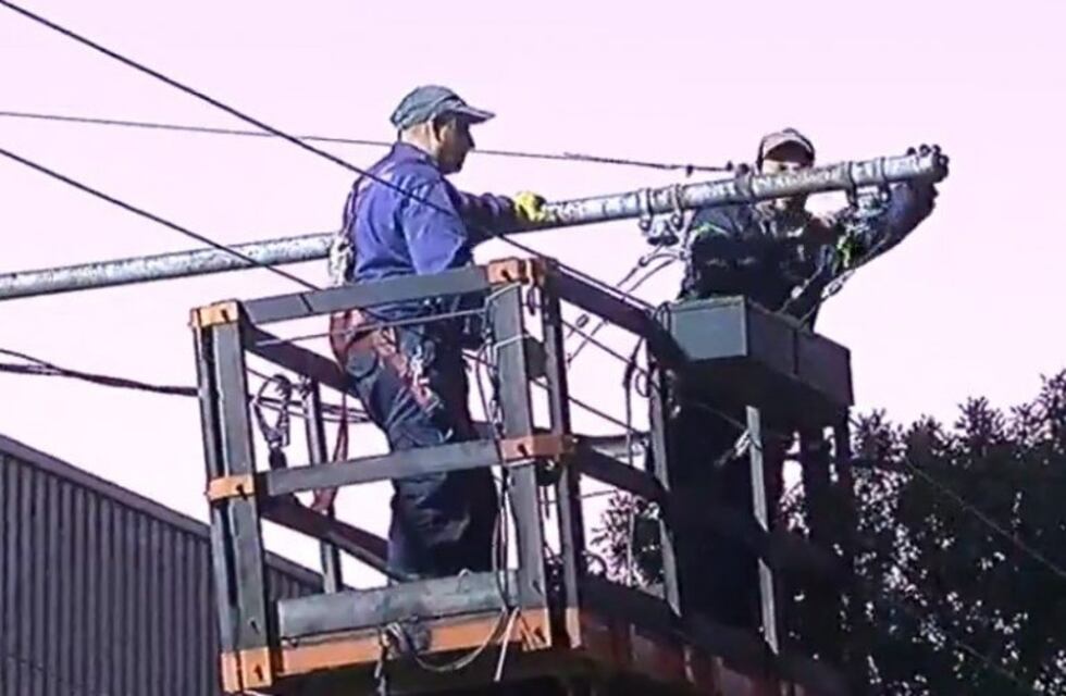 Se cortó un cable de la línea K en Echesortu y dañó a varios autos