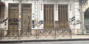 En la fachada también quedaron pintadas contra un supuesto cura a cargo del establecimiento\u002E (@radio2rosario)