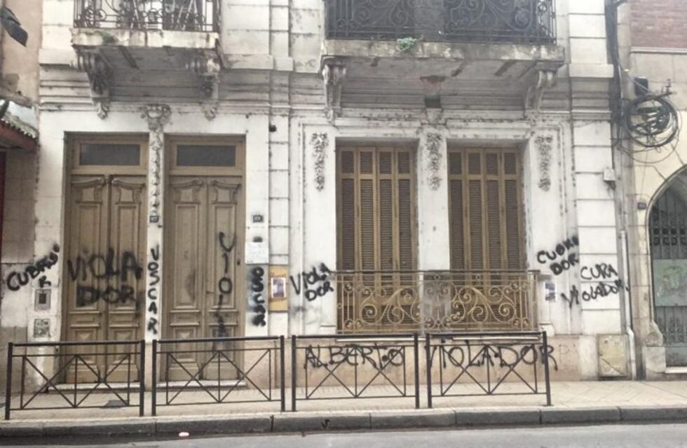 Vandalizaron una pensión céntrica por el presunto abuso sexual de una niña