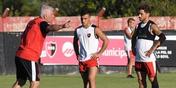 El entrenador analiza el equipo que pondrá en la Bombonera\u002E (Archivo)