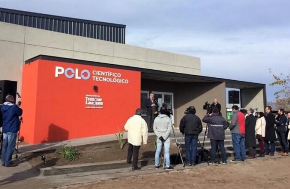 Funcionarios municipales en la inauguración del Polo Tecnológico de Trenque Lauquen