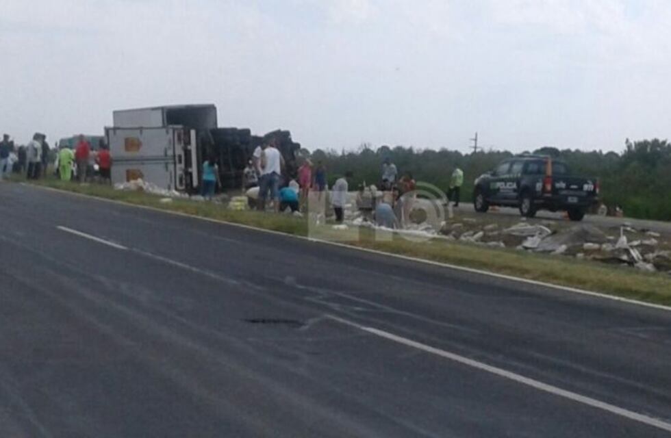 Volcó un camión en la Autopista a Santa Fe y el conductor resultó con graves heridas