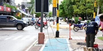 Así estaba la bicisenda con el semáforo en el medio de su traza\u002E (Foto: Diario La Mañana)