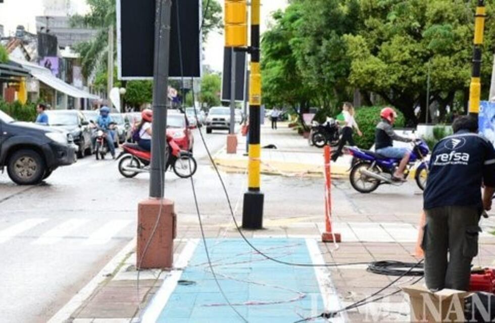 Una bicisenda con semáforo en el medio