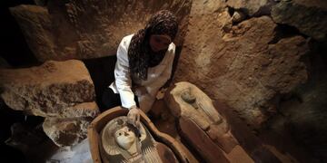 KEF01\u002E Giza (Egypt), 04/05/2019\u002E- An Egyptian archaeologist works on a sarcophagus at the site of an ancient an old Kingdom cemetery that was uncovered at the south-eastern side of Giza Plateau, Giza, Egypt, 04 May 2019\u002E An Egyptian Archaeological Mission discovered part of an Old Kingdom cemetery during excavations carried out at the south-eastern side of Giza Plateau\u002E The team uncovered several Old Kingdom tombs and burial shafts but the oldest one to be discovered is a limestone family tomb from the fifth dynasty (circa 2500 B\u002EC\u002E) which retains some of its inscriptions and scenes\u002E (Egipto) EFE/EPA/KHALED ELFIQI