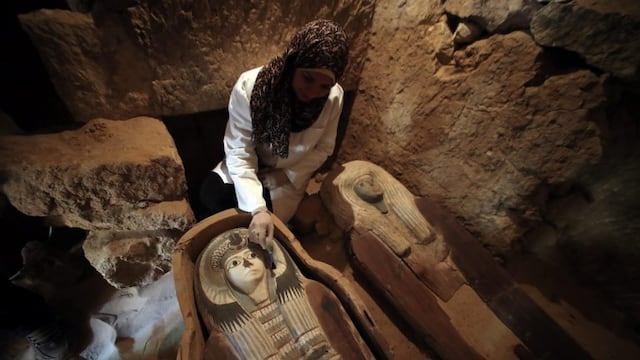 KEF01\u002E Giza (Egypt), 04/05/2019\u002E- An Egyptian archaeologist works on a sarcophagus at the site of an ancient an old Kingdom cemetery that was uncovered at the south-eastern side of Giza Plateau, Giza, Egypt, 04 May 2019\u002E An Egyptian Archaeological Mission discovered part of an Old Kingdom cemetery during excavations carried out at the south-eastern side of Giza Plateau\u002E The team uncovered several Old Kingdom tombs and burial shafts but the oldest one to be discovered is a limestone family tomb from the fifth dynasty (circa 2500 B\u002EC\u002E) which retains some of its inscriptions and scenes\u002E (Egipto) EFE/EPA/KHALED ELFIQI