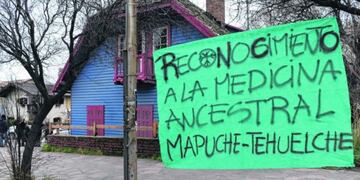 Pancarta protesta mapuche Una de las protestas mapuches frente a la sede de Senasa en Bariloche\u002E Fotografía: Archivo