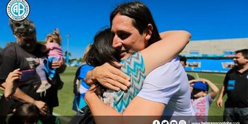 Claudia y un abrazo emocionado con el Juanca Olave\u002E Jorge y el resto de la familia comparten el momento único\u002E