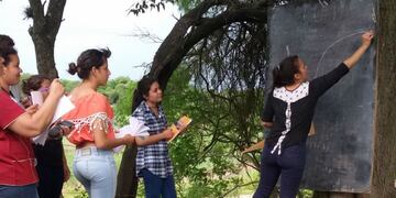 Estudiantes de Cruce La Picadita realizaron mediciones en el campo.