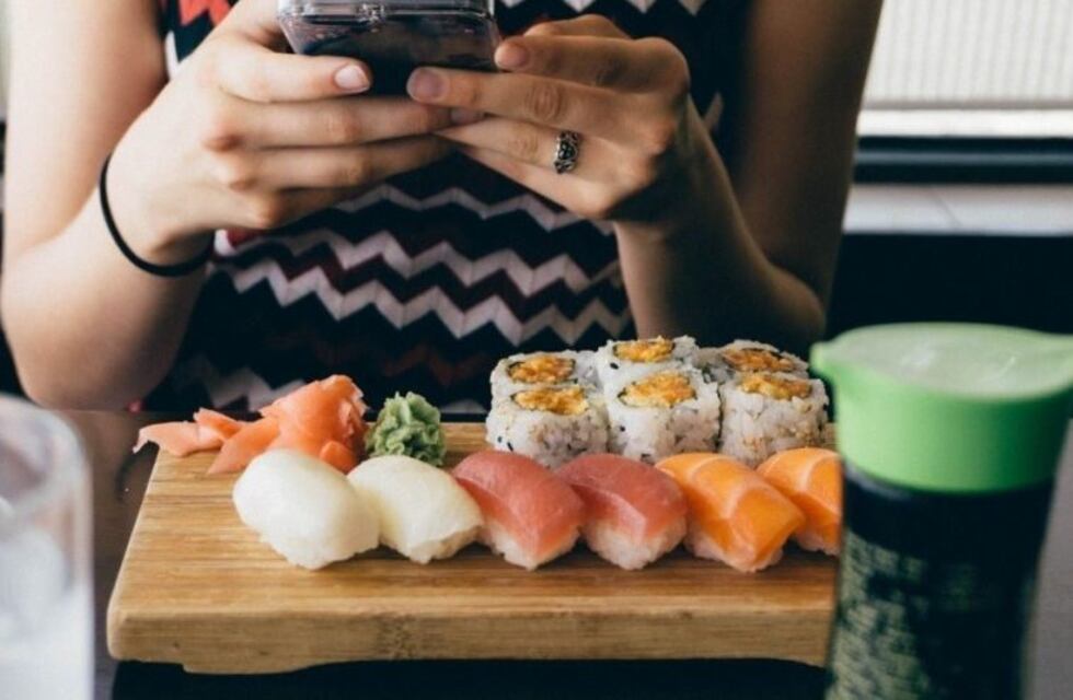 Fueron a comer sushi, luego la quemaron con ácido, le robaron y detuvieron a su amiga