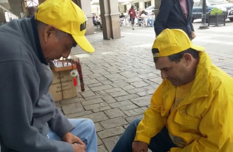 El día que el diputado Alfredo Olmedo trabajó de lustrabotas