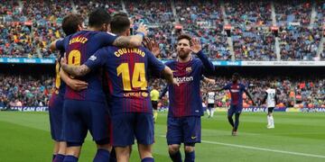 Soccer Football - La Liga Santander - FC Barcelona vs Valencia - Camp Nou, Barcelona, Spain - April 14, 2018 Barcelona's Luis Suarez celebrates scoring their first goal with teammates REUTERS/Albert Gea
