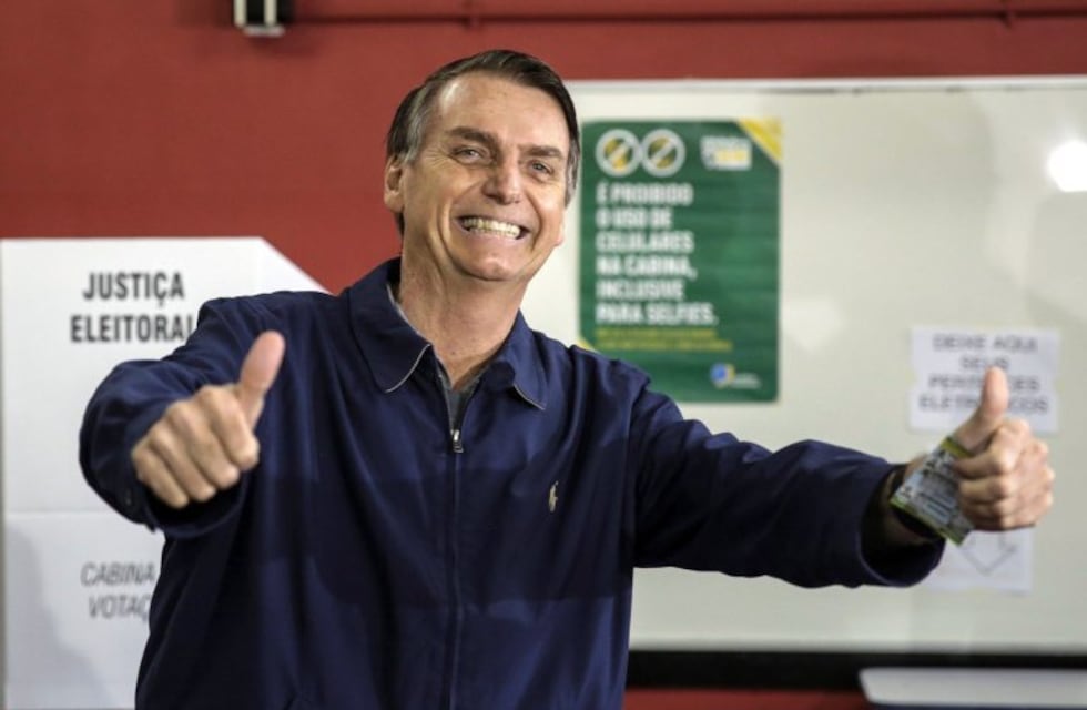 Bolsonaro lidera con 58% el primer sondeo para la segunda vuelta en Brasil