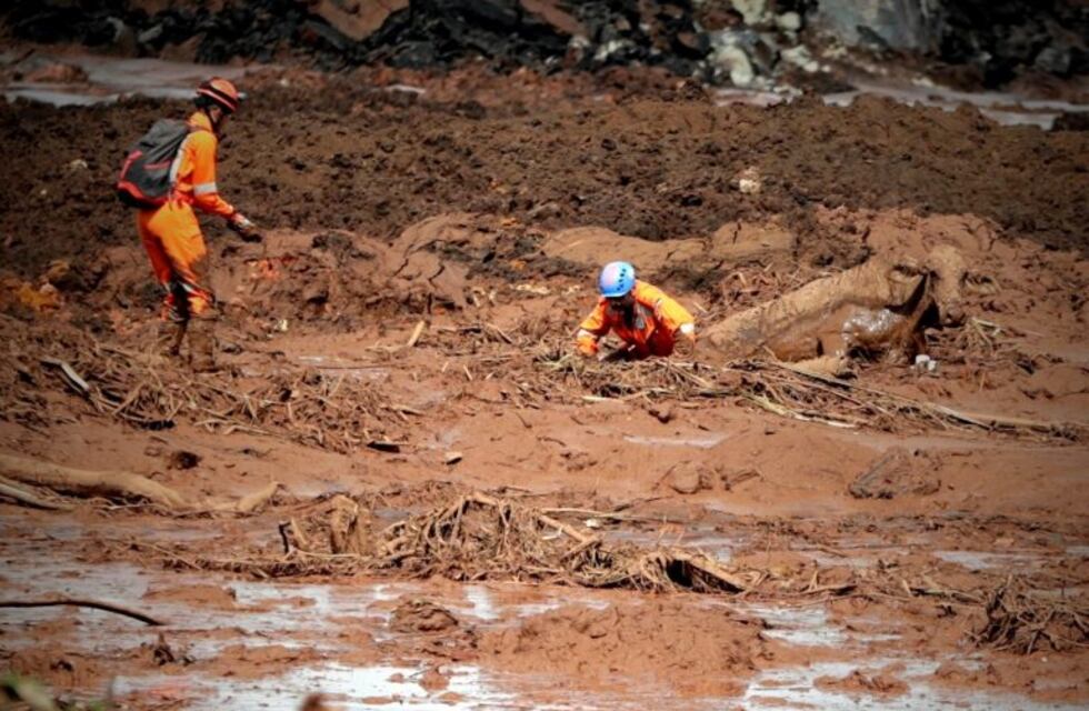 Avalancha en Brasil: encuentran un colectivo enterrado en el barro con pasajeros