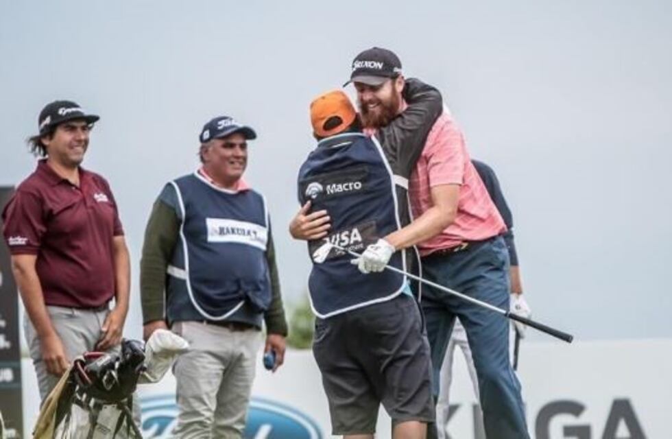 Un golfista metió un hoyo en uno soñado, ganó un 0km y se lo regaló a su caddie
