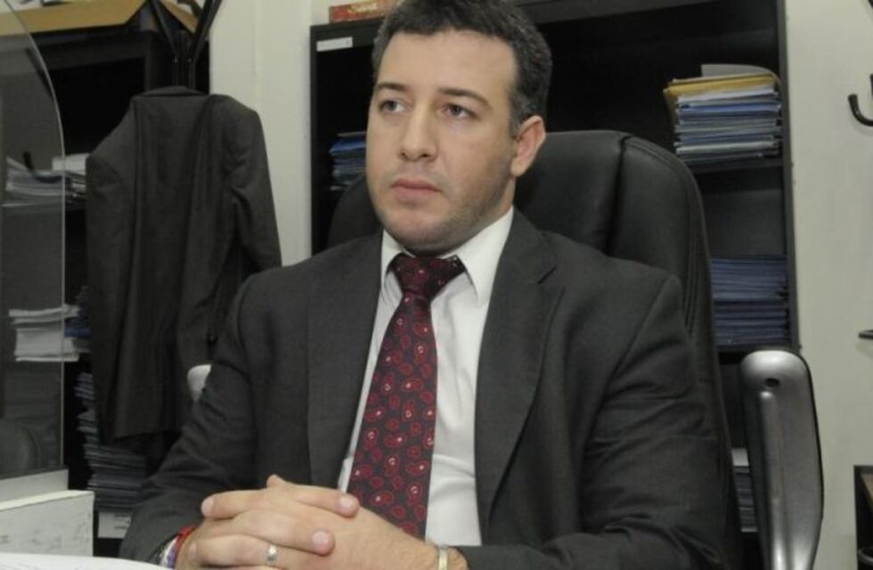 Renunció el fiscal investigado por pincharle el teléfono a su ex pareja