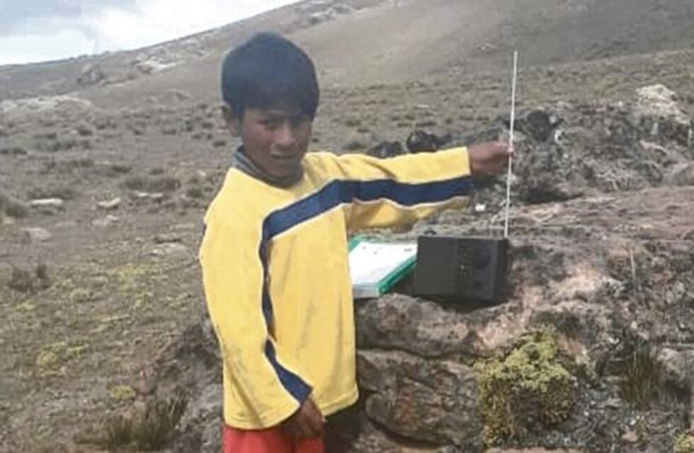 La historia de los alumnos que escalan un cerro para escuchar radio y tener clases