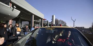 Paro a la japonesa de taxis y remises en Córdoba este jueves: llevan pasajeros gratis\u002E