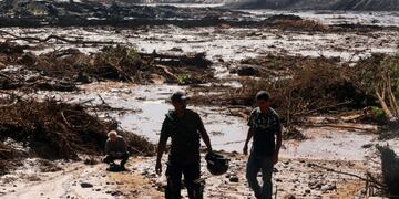 BRA201\u002E BRUMADINHO (BRASIL), 25/01/2019\u002E- Vista del desastre causado por la rotura de una represa que contenía residuos minerales de la compañía Vale, la mayor productora mundial de hierro, este viernes en el barrio Casa Blanca, en Brumadinho, municipio de Minas Gerais (sudeste de Brasil)\u002E Unas 200 personas pueden estar desaparecidas después de que una de las represas de la Vale se rompiera y un río de lodo destruyera algunas casas próximas a un poblado vecino, pero las autoridades no han confirmado hasta ahora si el vertido causó víctimas mortales\u002E EFE/ Paulo Fonseca