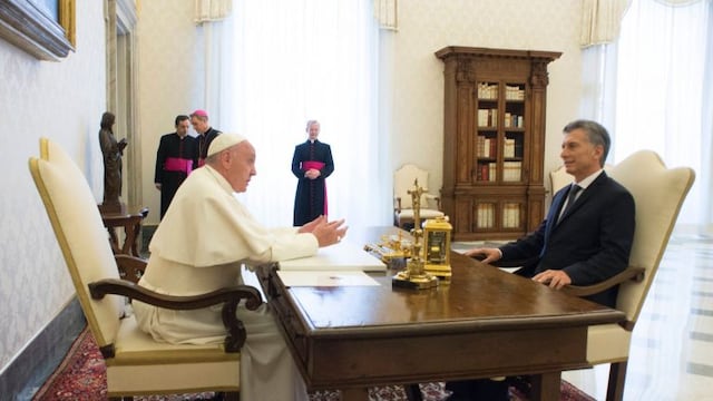 The President of Argentina Mauricio Macri (R) speaks with Pope Francis in his office on February 27, 2016 at the Vatican.    RESTRICTED TO EDITORIAL USE - MANDATORY CREDIT
