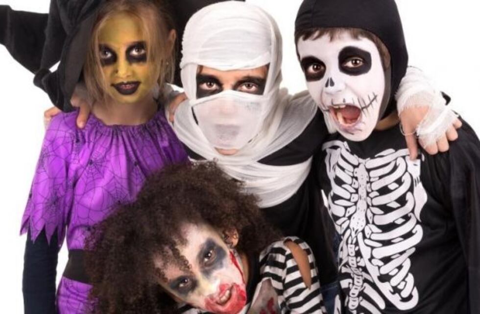 Carlos Paz: celebran Halloween para contribuir con su viaje de egresados