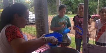 Todos los mediodías los acuden a buscar su vianda\u002E