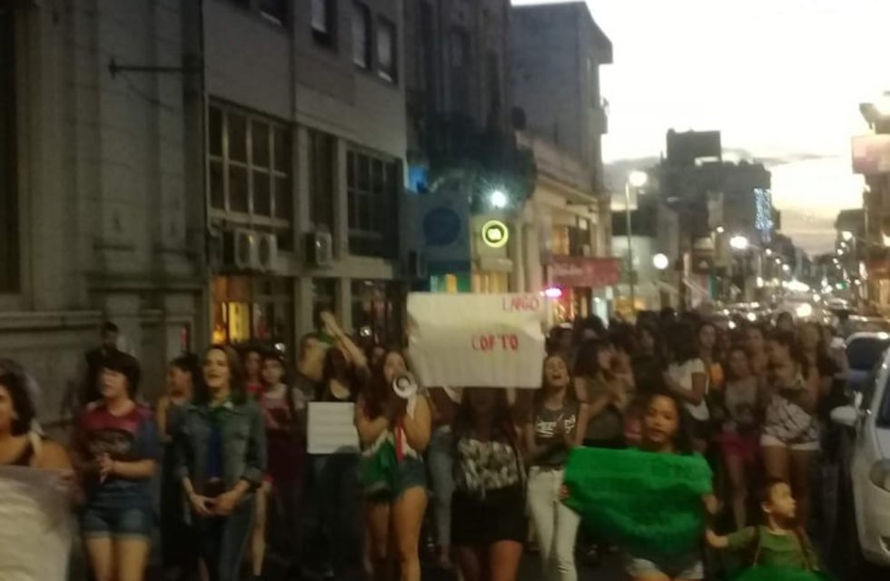 Feministas marcharon pidiendo justicia por el abuso a la chica de 24 años