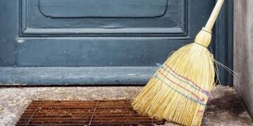 Un "enfrentamiento" entre vecinas a escobazos se hizo viral en TikTok. Foto: Archivo.