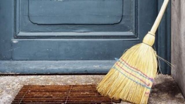 Un "enfrentamiento" entre vecinas a escobazos se hizo viral en TikTok. Foto: Archivo.