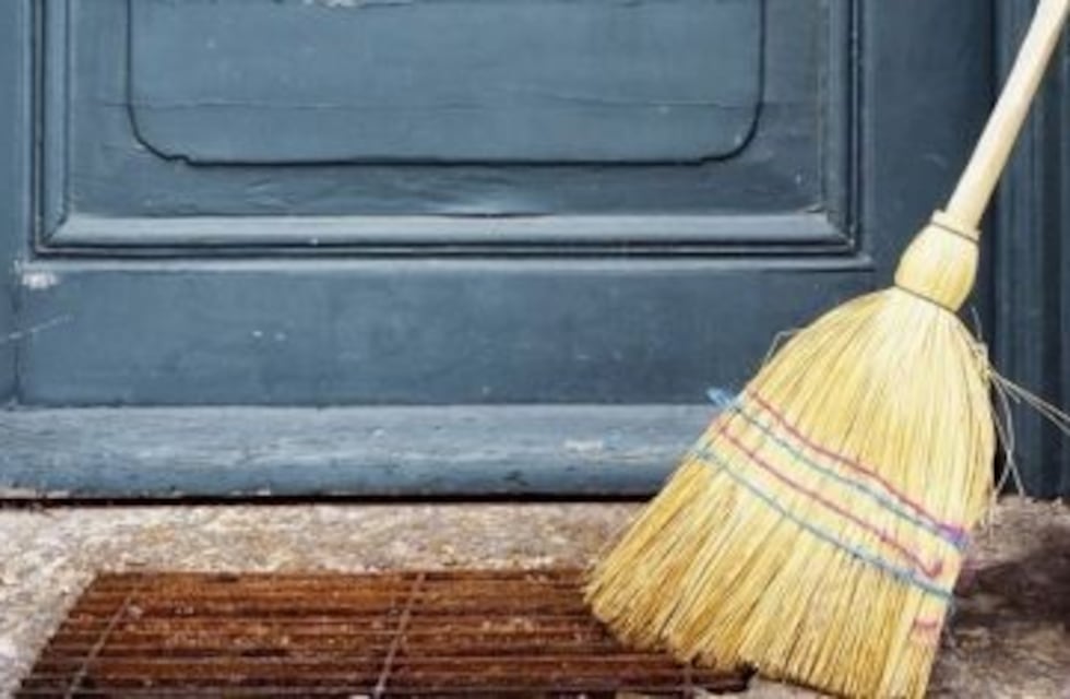 Con mucho valor y una escoba, evitó que entraran a robar en su casa
