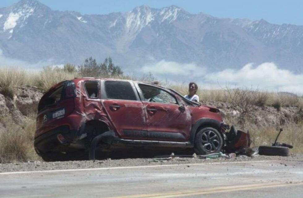 Fuerte choque entre un auto y una camioneta en Alta Montaña