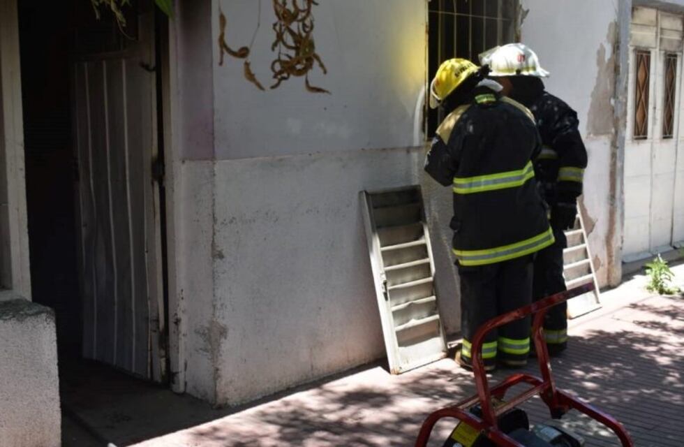 Una casa con grandes daños al incendiarse en Frontera