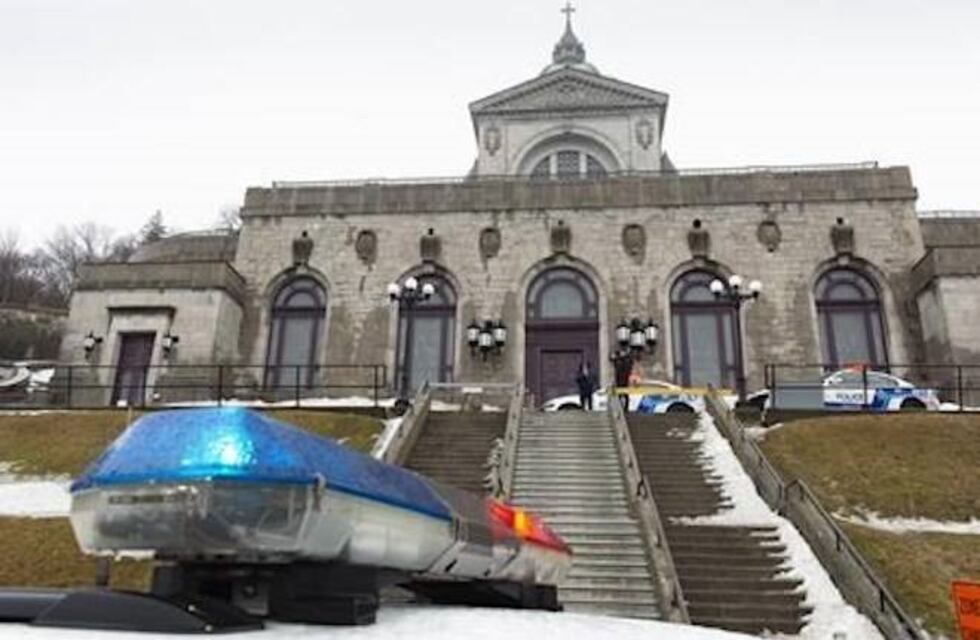 Canadá: apuñalaron a un sacerdote durante una misa que se transmitía por internet