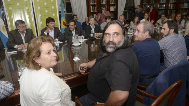 DYN19, LA PLATA 17/04/2017, EL GOBIERNO BONAERENSE Y GREMIOS DOCENTES COMENZARON ESTA TARDE UNA NUEVA REUNIu00d3N Tu00c9CNICA SALARIAL PARA INTENTAR DESTRABAR EL CONFLICTO EN LA PROVINCIA, DONDE LOS MAESTROS CUMPLIERON 16 Du00cdAS DE PARO DESDE EL INICIO DEL CICLO LECTIVO. FOTO: DYN/SALVADOR SANTIAGO. la plata roberto baradel Mirta Petrocini crisis paritarias docente en la provincia de buenos aires negociacion de FEB y Suteba con el gobierno provincial paritaria docente
