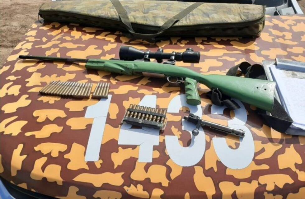 Viajaba con un fusil oculto en el tanque de combustible y fue detenido