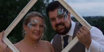 Shaun May, junto a su esposa, antes de intentar asesinarla luego de pedirle que se vende los ojos\u002E