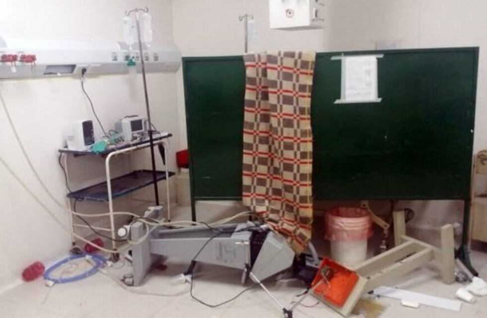 Familiares de un hombre que murió en el hospital Oller de Solano atacaron a un médico y provocaron destrozos