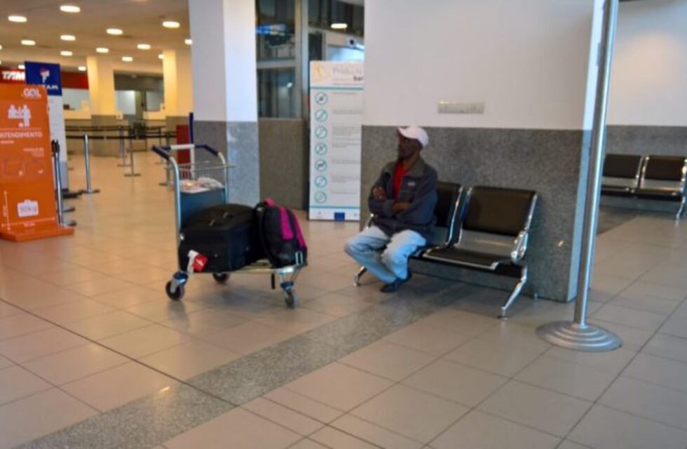 Haitiano lleva cinco días en el aeropuerto y no puede volver a su país