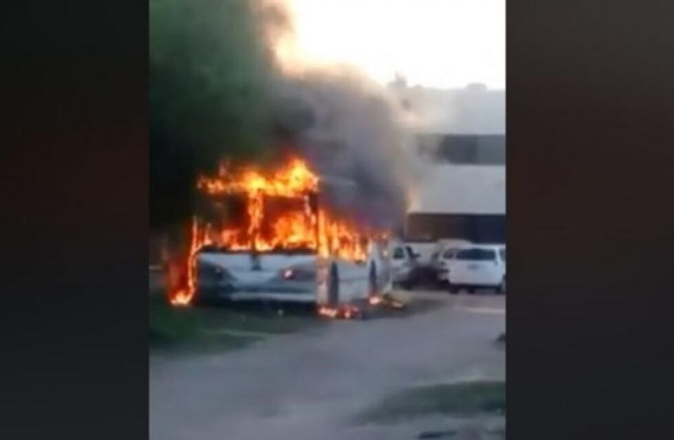 Se quemó un colectivo que estaba bajo custodia en una comisaría de Córdoba