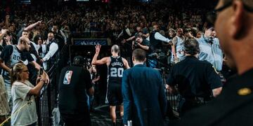 Homenaje a Emanuel Ginóbili (Foto: Twitter/@spurs)