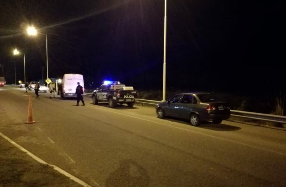 Un policía manejaba ebrio, fue detenido y se escapó