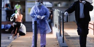 AME4197\u002E BUENOS AIRES (ARGENTINA), 20/04/2020\u002E- Personal médico del Hospital Cosme Argerich controla el ingreso a la guardia medica, este lunes, al cumplirse un mes de la cuarentena obligatoria por el virus COVID-19, en Buenos Aires (Argentina)\u002E EFE/ Juan Ignacio Roncoroni