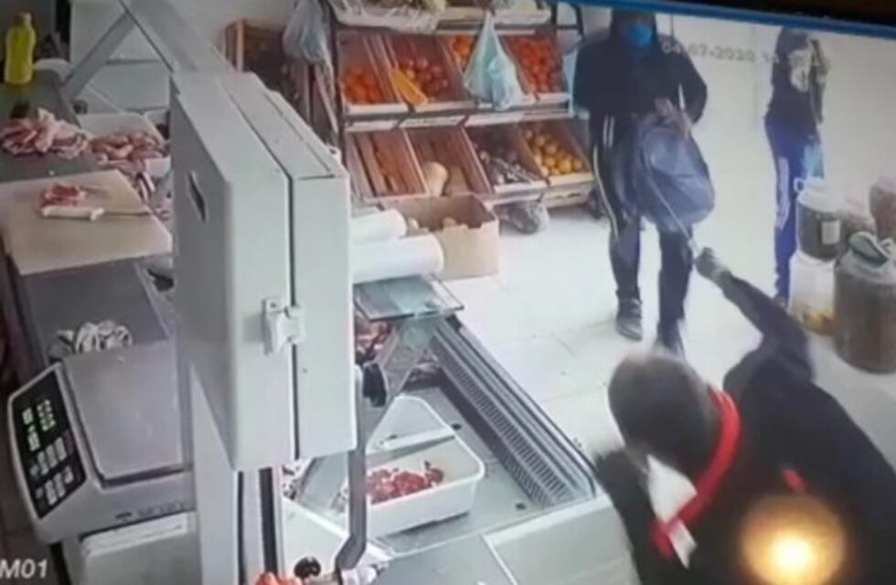 Video: corrió con un cuchillo carnicero a dos ladrones y le dispararon