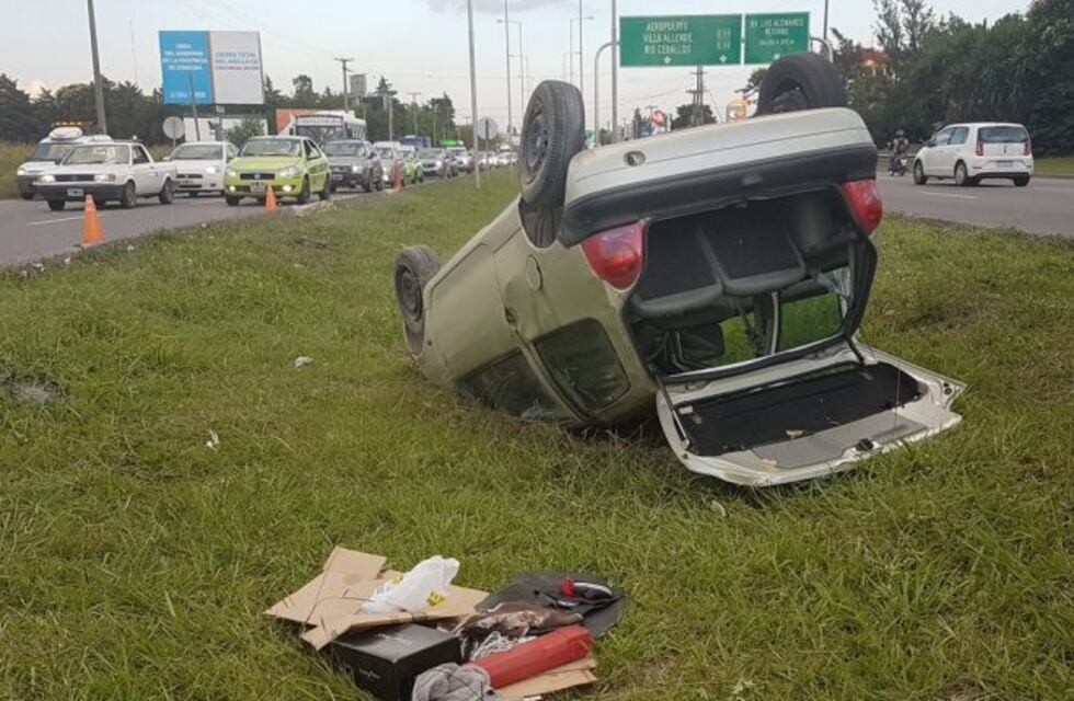 Eran 7 ocupantes en un Renault Twingo: volcaron y hubo heridos