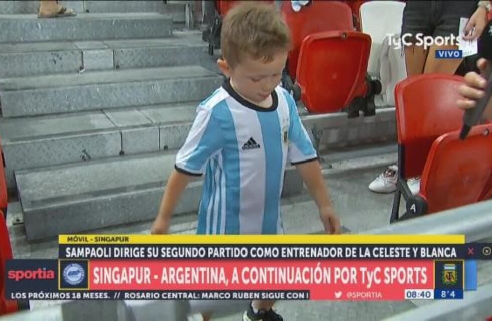 ¡De tal palo, tal astilla! El hijo del "Papu" Gómez imitó el baile viral de su papá en plena tribuna