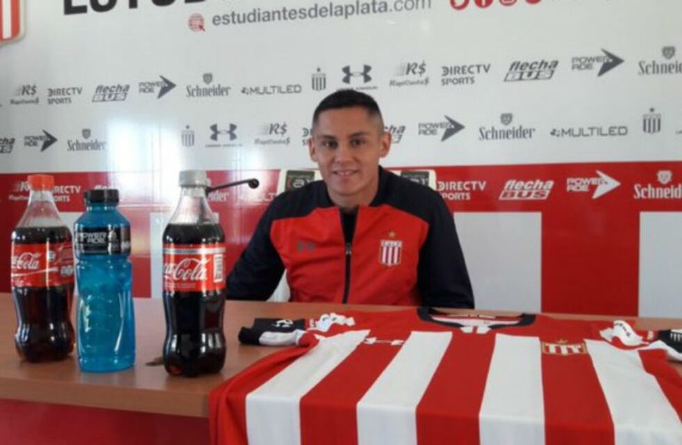 El chileno Juan Fuentes firmó su contrato con Estudiantes de La Plata