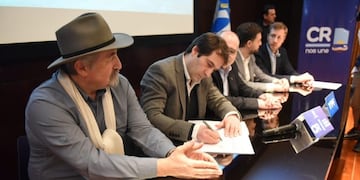 Firma acuerdo pileta YPF\u002E