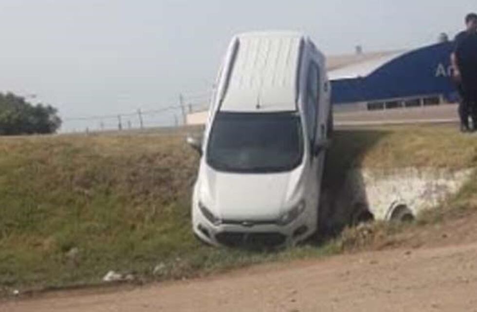 No sabe cómo, pero terminó de cabeza en un desagüe