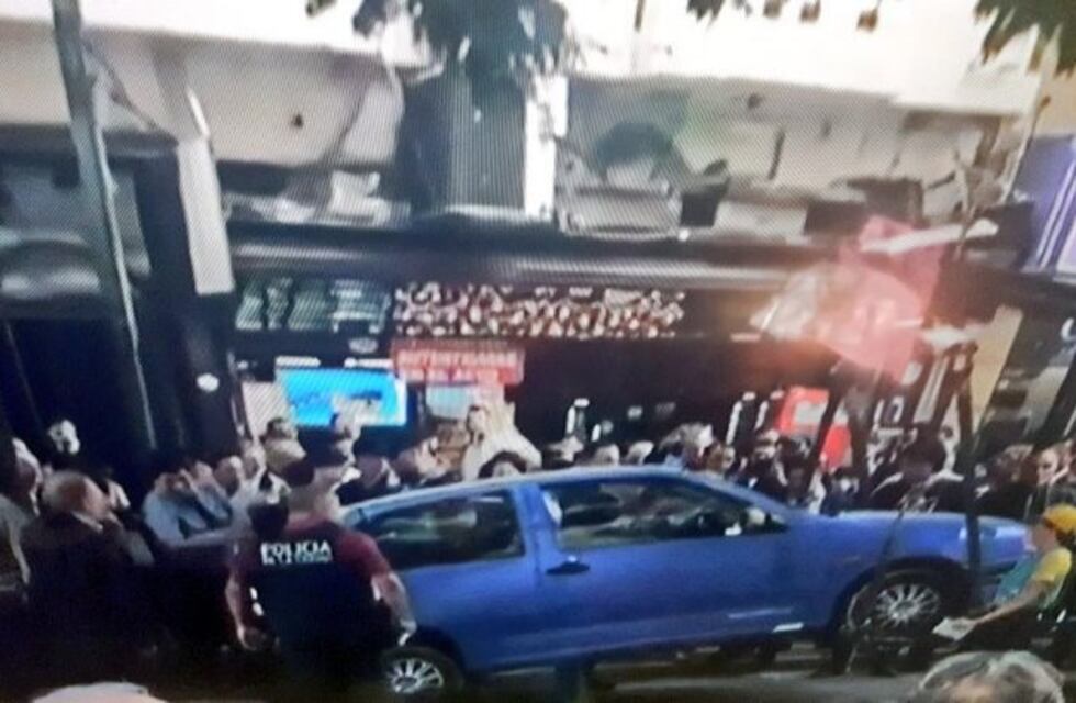 Un hombre se atrincheró en su auto para que la grúa no se lo lleve y lo logró