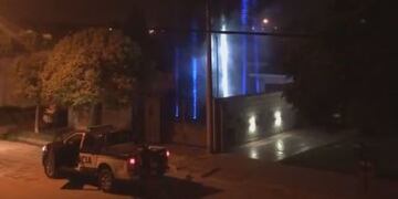 Policia de Arroyito filmando luces e himno Argentino